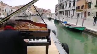 Taliansky pianista sa plavil s pianom po benátskom kanáli