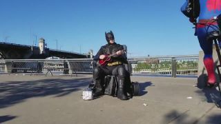 Batman ako pouličný muzikant