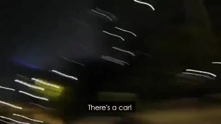 Šokujúce zábery zachytávajú okamih, keď športové vozidlo ..