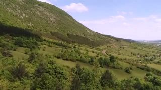Lesníci vysádzajú stromy. Prispôsobujú sa klimatickým zmenám