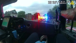 Nezostrihané zábery z kamier policajtov. Zatýkanie Georga Floyda