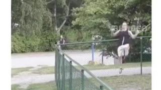 Muž urobil s barlami saltá ako nič