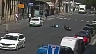 Poslíčkovi pri parkovaní ušiel skúter a nabúral do policajného..