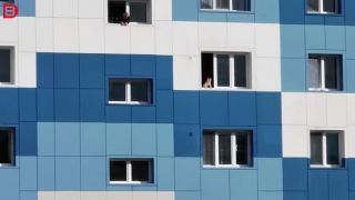 Dieťa na šiestom poschodí v okne (Rusko)