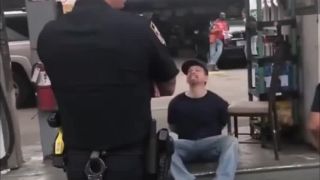 Černošská policajtka ignoruje nadávky asociála