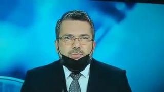 Moderátorovi RTVS sa zle dýchalo, strhol si rúško z úst