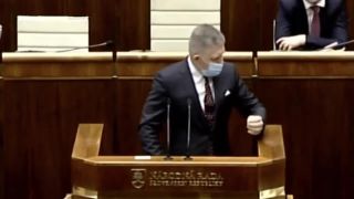 Fico: Nerobte očkovanie povinným