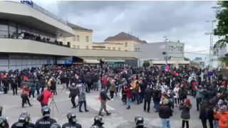 Proti novým opatreniam.2020