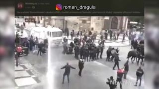 Na protestoch v Prahe si aj zatancovali.