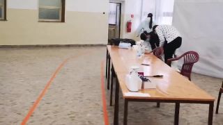 Žena bez rúška vtrhla na odberné miesto s kamerou a obťažovala