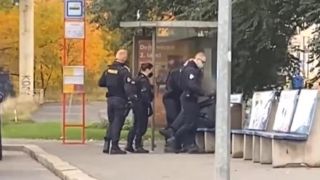 Policajt vyfackal muža bez rúška, pritom sám ho nemal.