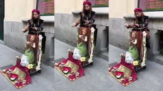 Babika hraje na husle