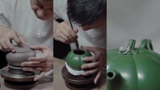 Čínsky majster vyrába hlinený čajník