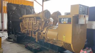 Štart dieselového 2000 kW generátora Caterpillar 3516B