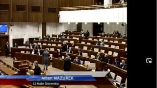 Milan Mazurek sa bráni Politike