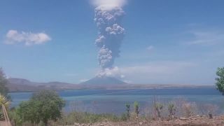 V Indonézii vybuchla na ostrove Lembata sopka Lewotolok