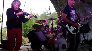 Bez záruky, Nad věcí. Alternativa, underground.