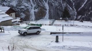 Land Rover vs. Fiat Panda