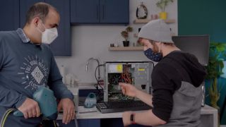Môže statická elektrika zničiť komponenty? (LTT vs ElectroBOOM)