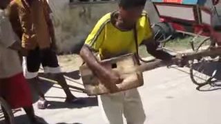 Muzikant z Madagaskaru hrá na podomácky vyrobenej gitare