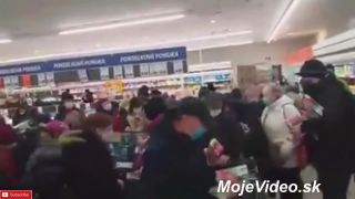 Blázinec v Lidli pre pár respirátorov
