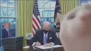Slávne meme s mačkou a bubnami +Trump +Biden