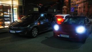 Máva z dverami ako vták s krídlami Tesla X