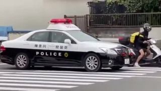 Polícia prenasleduje muža na skútri (Japonsko)