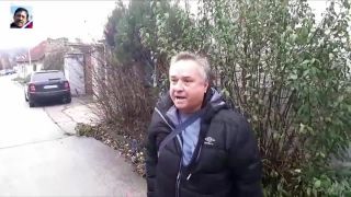 Hasič Ferko sa rozdrapuje