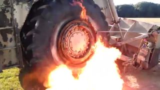 Obúvanie 900 kg ťažkej pneumatiky pomocou WD-čka