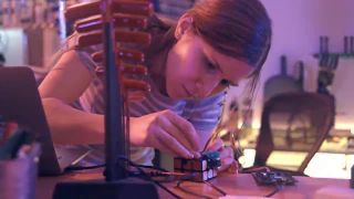 Rubikova kocka poskladana v ruke robota
