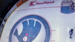 Hokejistovi vypadol počas zápasu z nohavíc mobil