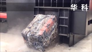 Hydraulický 400-tonový lis vyrába z áut kompaktné balíčky
