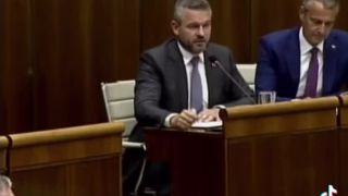 Že sa nehanbíš!