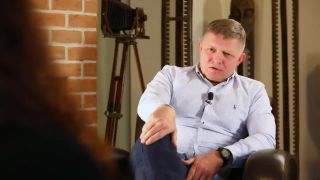 Robert Fico bez servitky