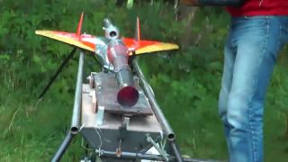 RC lietadlo s rýchlosťou 405 km/h. Pulzná turbína