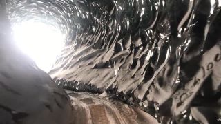 Nádherný, prirodzene vytvorený ľadový tunel (Aljaška)