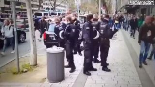 Spolková Republika Rúškenbau...Ein zwei polizei