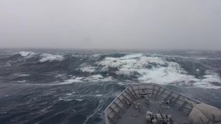Vojenská loď vs. obrovská vlna