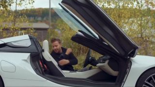 Ako správne nasadnúť do kabrioletu BMW i8?