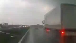 Kamión na ceste zasiahol blesk, všetko zachytila kamera (Polsko)