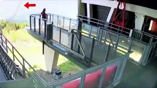 Unikli hrozivé zábery z pádu lanovky v Taliansku.