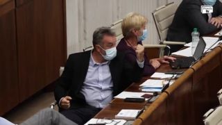 Pročkova pantomíma počas debaty o Matovičovi