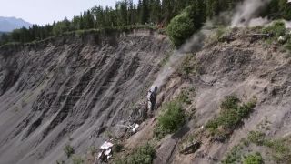 Pre zábavu vystreľujú autá z útesu (Glacier View Car Launch)