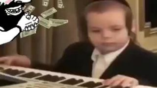 Malý dobrodinec hrá svoju oblubenú melódiu