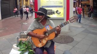 Skúsený brazílsky pouličný muzikant hrá na liste