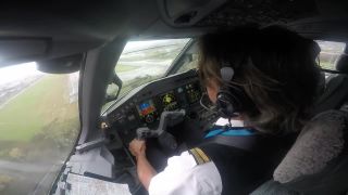 Práca pilota počas pristávania v španielskom Bilbao (v búrke)