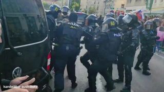 Ako získať plnú pozornosť policajtov.