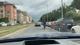 Obchádzať cyklistov v 1.5-metrovej vzdialenosti?