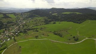 Oravská Lesná počas leta. Zábery z dronu.